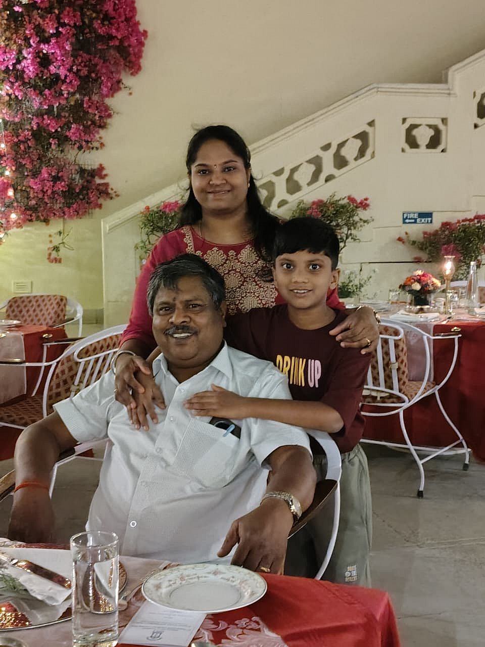 மகள், பேரனுடன்  யோகநாதன்.jpeg