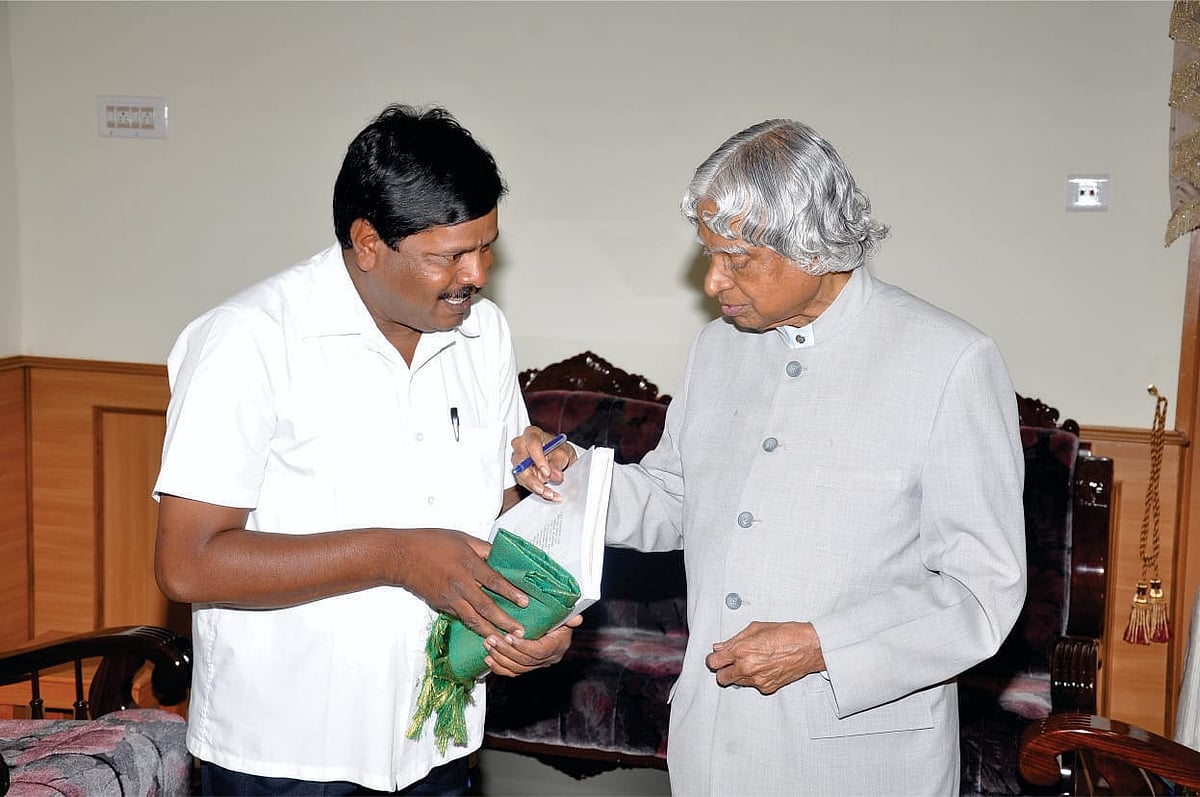 அம்பானி தொடங்கி உதய்ப்பூர் ராஜா வரை கௌரவித்த தமிழக பஸ் கண்டக்டர்! - ஊர்போற்றும் `சூழலியல் நாயகன்