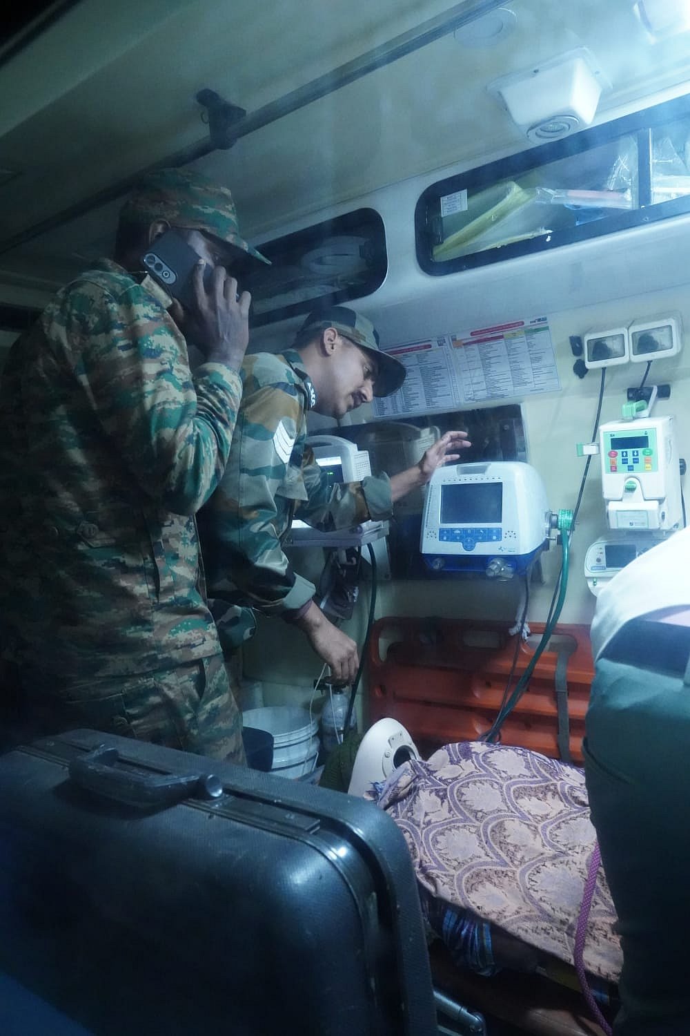 நீலகிரி:-150-அடி-பள்ளத்தில்-விழுந்த-இளைஞர்;-ராணுவ-உதவியுடன்-விடிய-விடிய-போராடி-மீட்பு---திக்-திக்