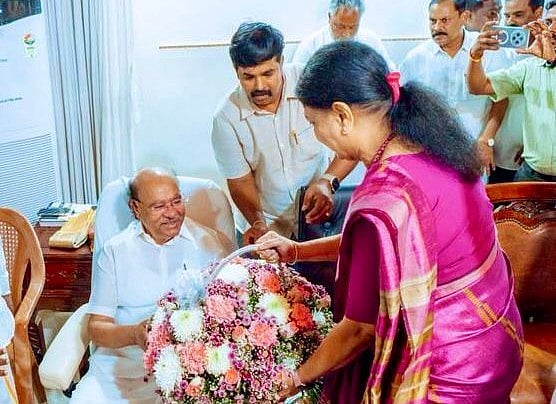 ராமதாஸ்---சசிகலா-`தேர்தல்-கூட்டணி---தைலாபுரத்தில்-கையெழுத்தான-ஒப்பந்தம்!
