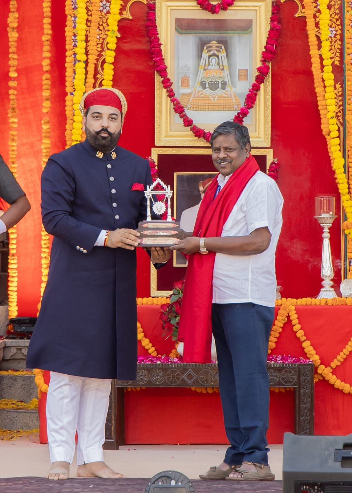 உதய்ப்பூர் ராஜாவிடம் நினைவுப்பரிசு பெறும் யோகநாதன்.jpeg