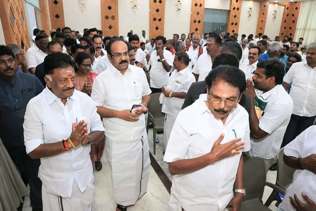 ”கூட்டணிக்காக-விஜய்-வீட்டு-வாசலைத்-தட்டிக்-கொண்டிருக்கிறார்-பழனிசாமி”---ஓ.பன்னீர்செல்வம்-தாக்கு