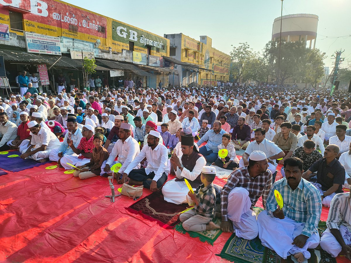 திருநெல்வேலி: ரமலான் பண்டிகை சிறப்பு தொழுகை வழிபாட்டில் ஈடுபட்ட ஆயிரக்கணக்கான இஸ்லாமியர்கள்!