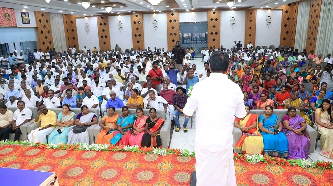 கூட்டத்தில் ஓ.பி.எஸ்