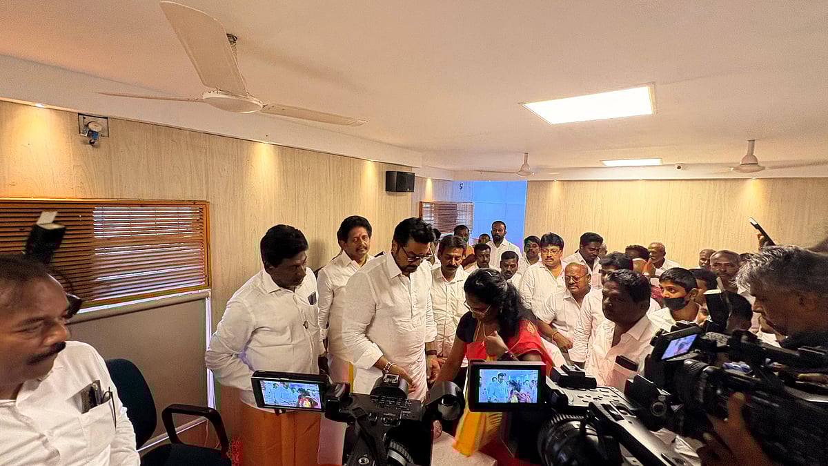 ஆதரவாளர்களுடன் சரத்குமார்