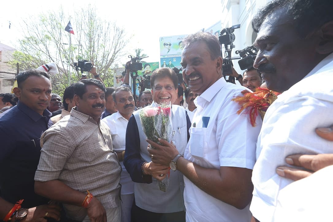 அதிமுக கூட்டணியின் தொகுதி பங்கீடு விவரம்; அதிமுக அலுவலகத்தில் டிடிவி! யார் யாருக்கு எவ்வளவு?