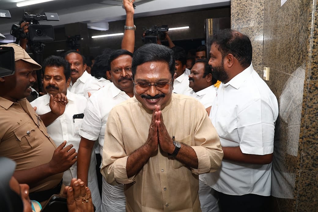 அதிமுக அலுவலகத்தில் தினகரன்.... 