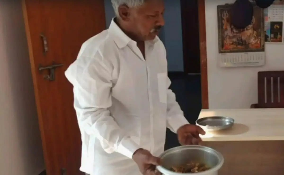 `20 முறை முயற்சி செய்தும் வேகவில்லை - இறைச்சி வேகவில்லை என்று கூறி போலீஸாருக்கு வந்த நூதன புகார்!