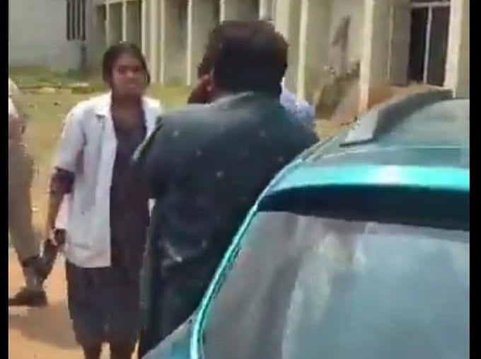 வகுப்பறையில்-மாணவியிடம்-ஐ-லவ்-யூ-சொன்ன-பேராசிரியருக்குச்-செருப்படி;-வைரல்-வீடியோ