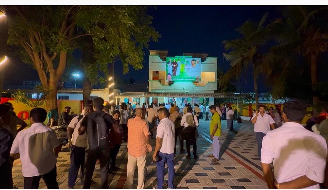 நாமக்கல்: `தொகுதி வேட்பாளரை மாற்ற வேண்டும்- தங்கமணிக்கு எதிராக கட்சி நிர்வாகிகள் போர்க்கொடி