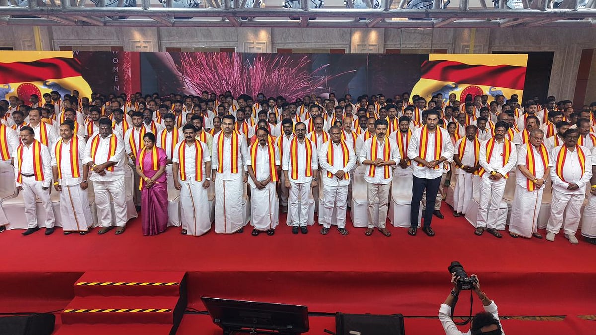 வேட்பாளர்களுடன் விஜய்