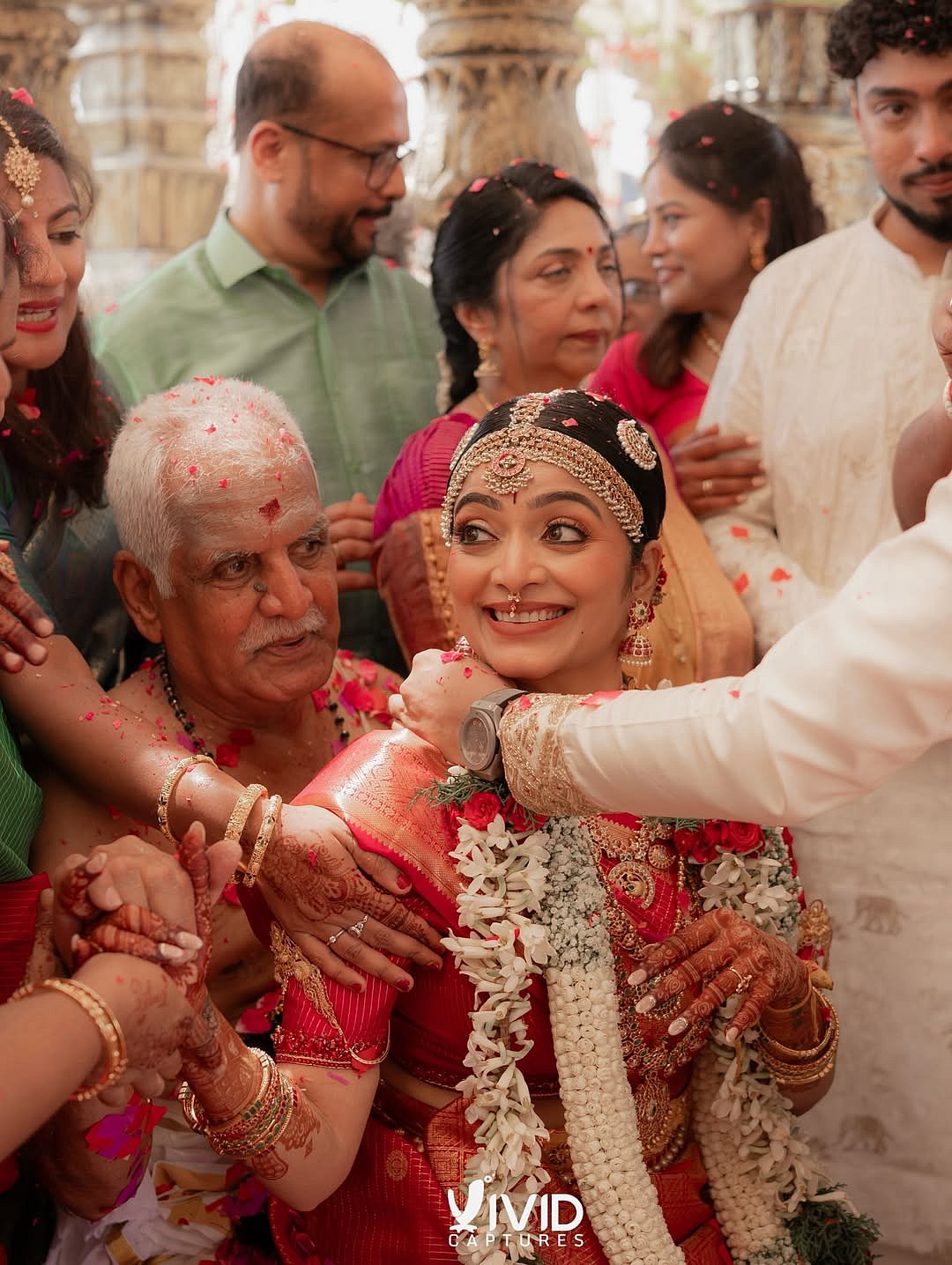 Janani: மனதோடு நீதான் நுழைந்தாயடி! - காதலனை கரம் பிடித்த நடிகை ஜனனி |Photo Album