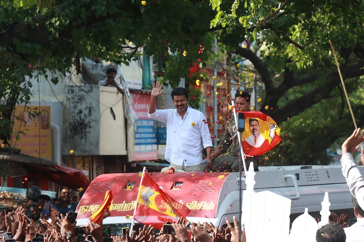 முதல்வர் தொகுதியில் பிரசாரத்தைத் தொடங்கிய விஜய் - திரண்ட தொண்டர்கள் - Album