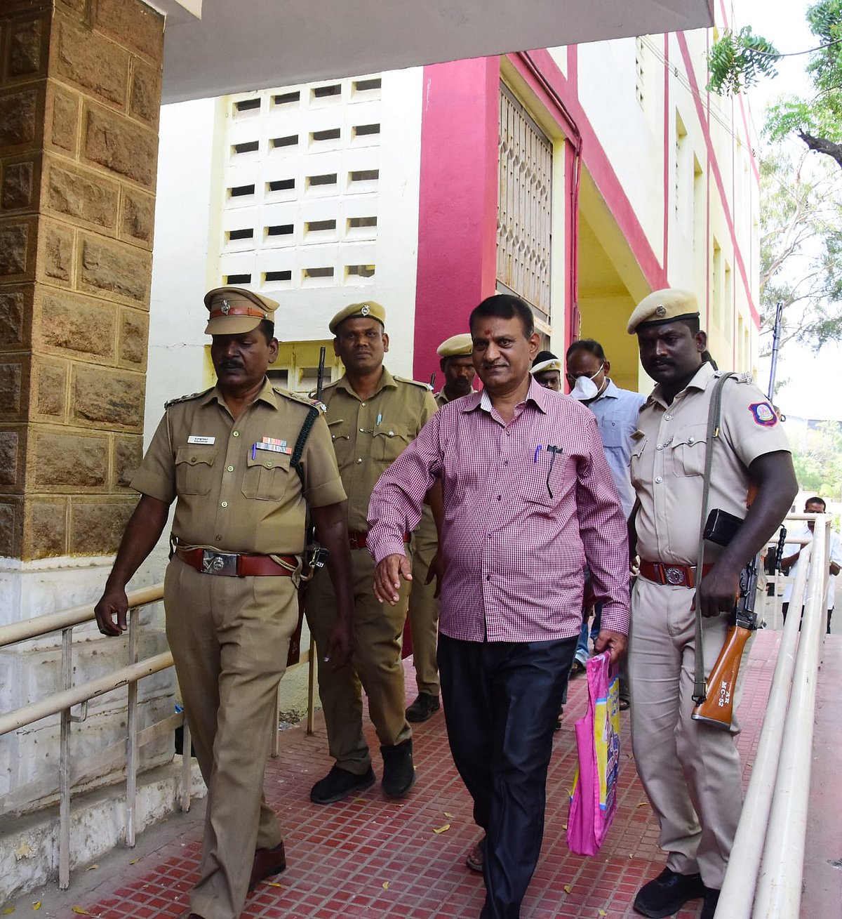 `தூக்கு தண்டனையா... ஆயுள் தண்டனையா என முடிவு செய்ய வேண்டும்- சாத்தான்குளம் வழக்கில் நீதிபதி காட்டம்