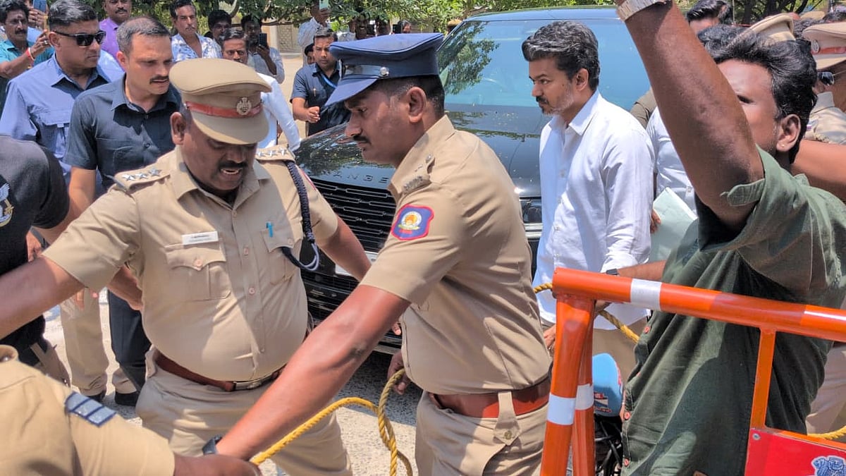 பெரம்பூரில் வேட்புமனுவை தாக்கல் செய்த விஜய்! - எதிர்த்து நிற்கும் வேட்பாளர்கள் யார்? முழு விவரம்