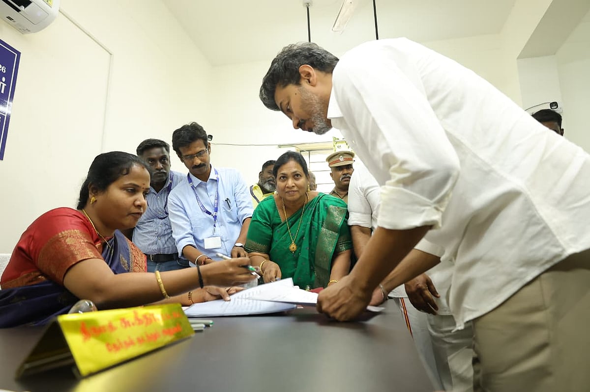 TVK : பெரம்பூரில் வேட்புமனு தாக்கல்; பிரசாரத்தைத் தொடங்கிய விஜய்! | Spot Clicks