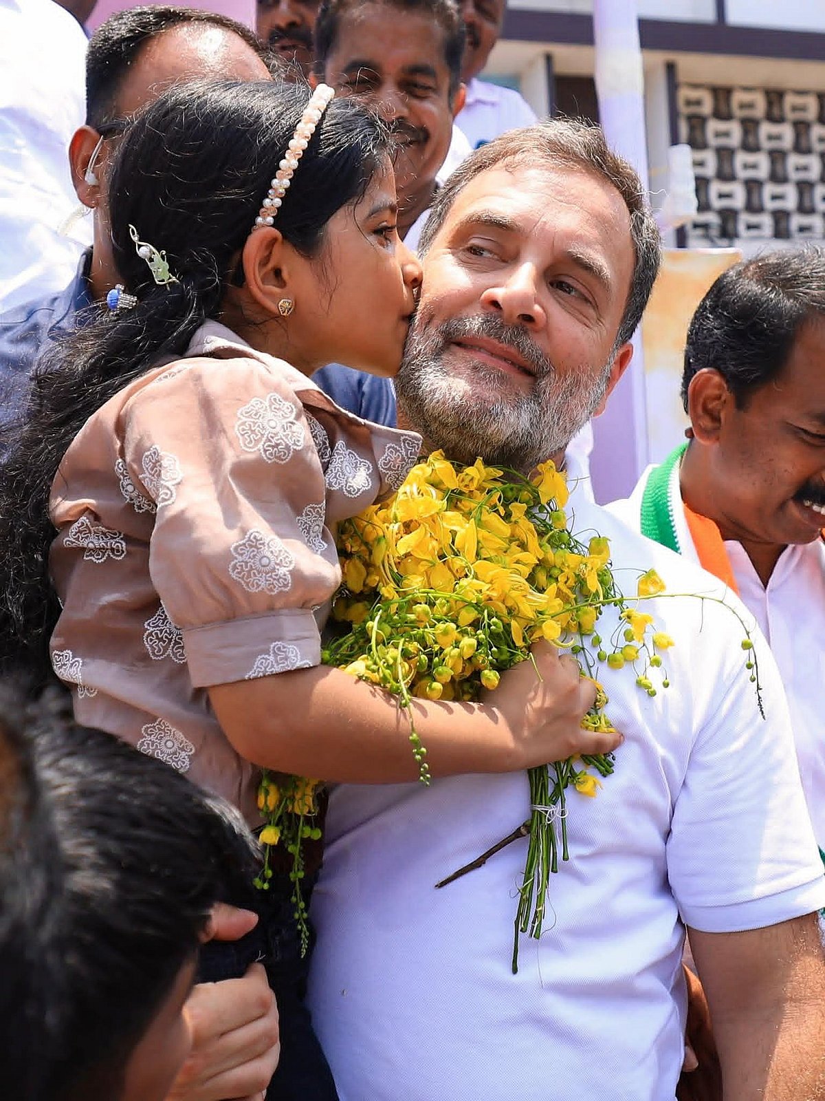 `கேரளத்தில் கம்யூனிஸ்ட் ஆட்சி வரவேண்டும் என மோடி விரும்புகிறார் - பிரசாரத்தில் பாய்ந்த ராகுல்