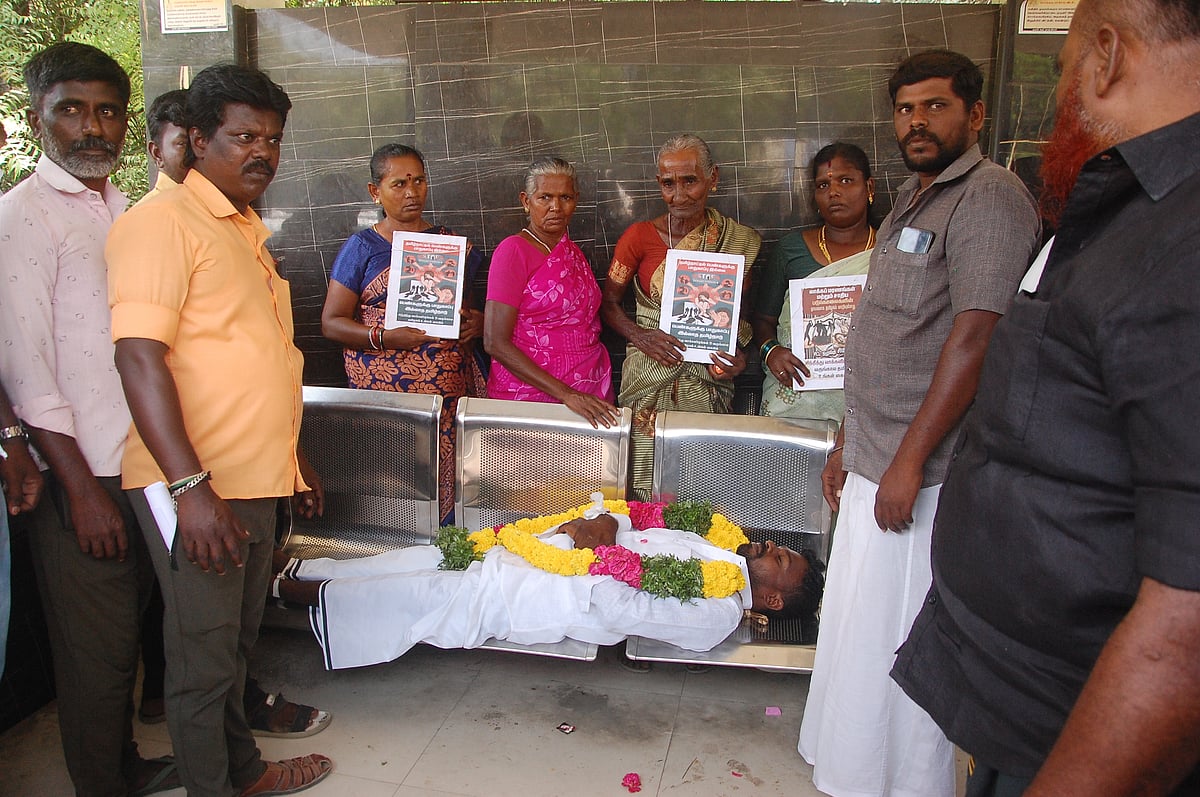 நெல்லை:-பிணம்-வேடம்,-மாட்டு-வண்டி-பயணம்,-கையில்-வேல்---வேட்பாளர்களின்-கலக்கல்-வருகை!-|-Photo