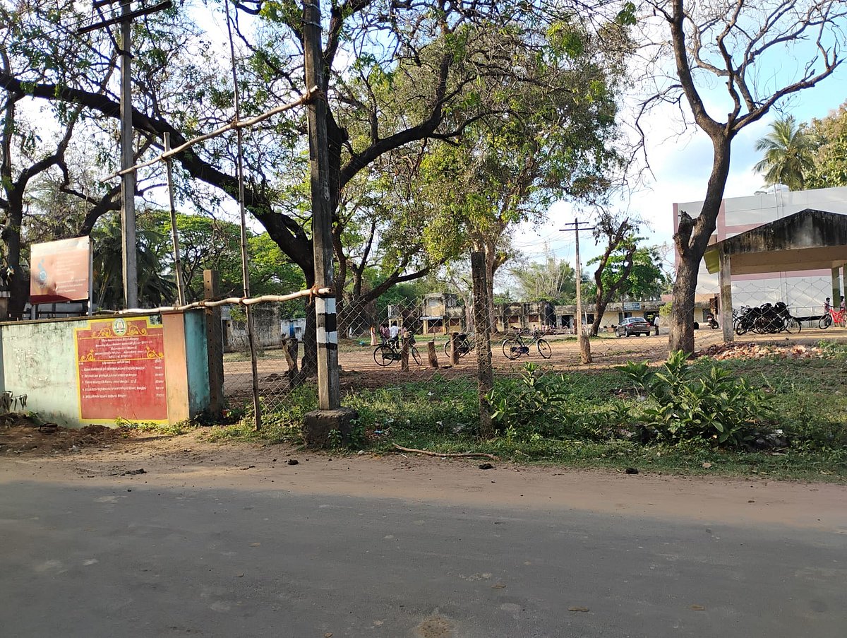 `ஏன்-நம்ம-ஸ்கூல்-மட்டும்-இப்படியிருக்குன்னு-அரசு-பள்ளியில்-பயனில்லா-கழிவறை;-மனம்-ī