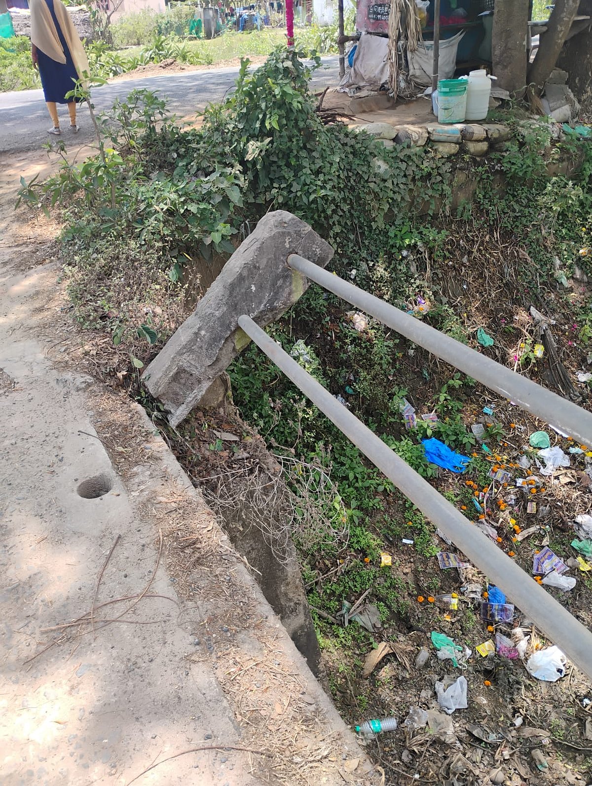 மயிலாடுதுறை: `எப்போ இடிஞ்சு விழும்னு தெரியலை - அச்சுறுத்தும் பாலம்... மக்களின் திக்... திக் பயணம்!