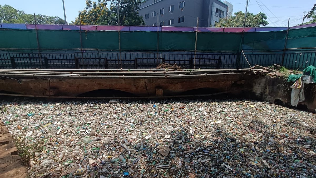 பேனர் வைத்து மறைக்கப்பட்டிருக்கும் வாய்க்கால்