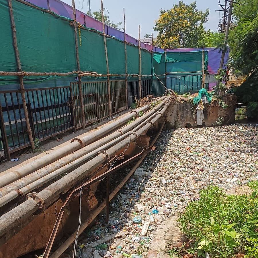 பேனர் வைத்து மறைக்கப்பட்டிருக்கும் வாய்க்கால்