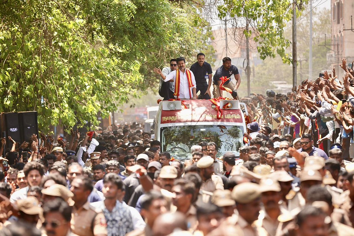 காரைக்குடி: 4 மணிநேர ரோட் ஷோ - பேசாமல் சென்ற விஜய்; ஏமாற்றமடைந்த தொண்டர்கள்! - என்ன நடந்தது?