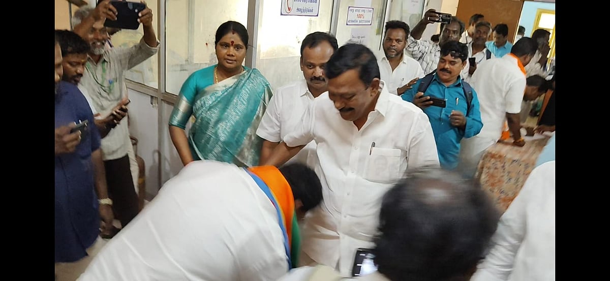 கும்மிடிப்பூண்டி: தி.மு.க வேட்பாளர் காலில்  அ.தி.மு.க வேட்பாளர் விழுந்தது ஏன்?