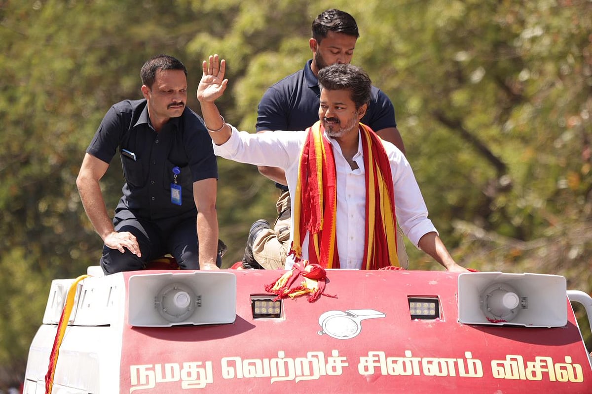குடைச்சல் கொடுக்கும் அதிகாரிகள்(?) மக்களிடம் நீதி கேட்கும் விஜய்; எடுபடுமா எம்.ஜி.ஆர் பாணி?
