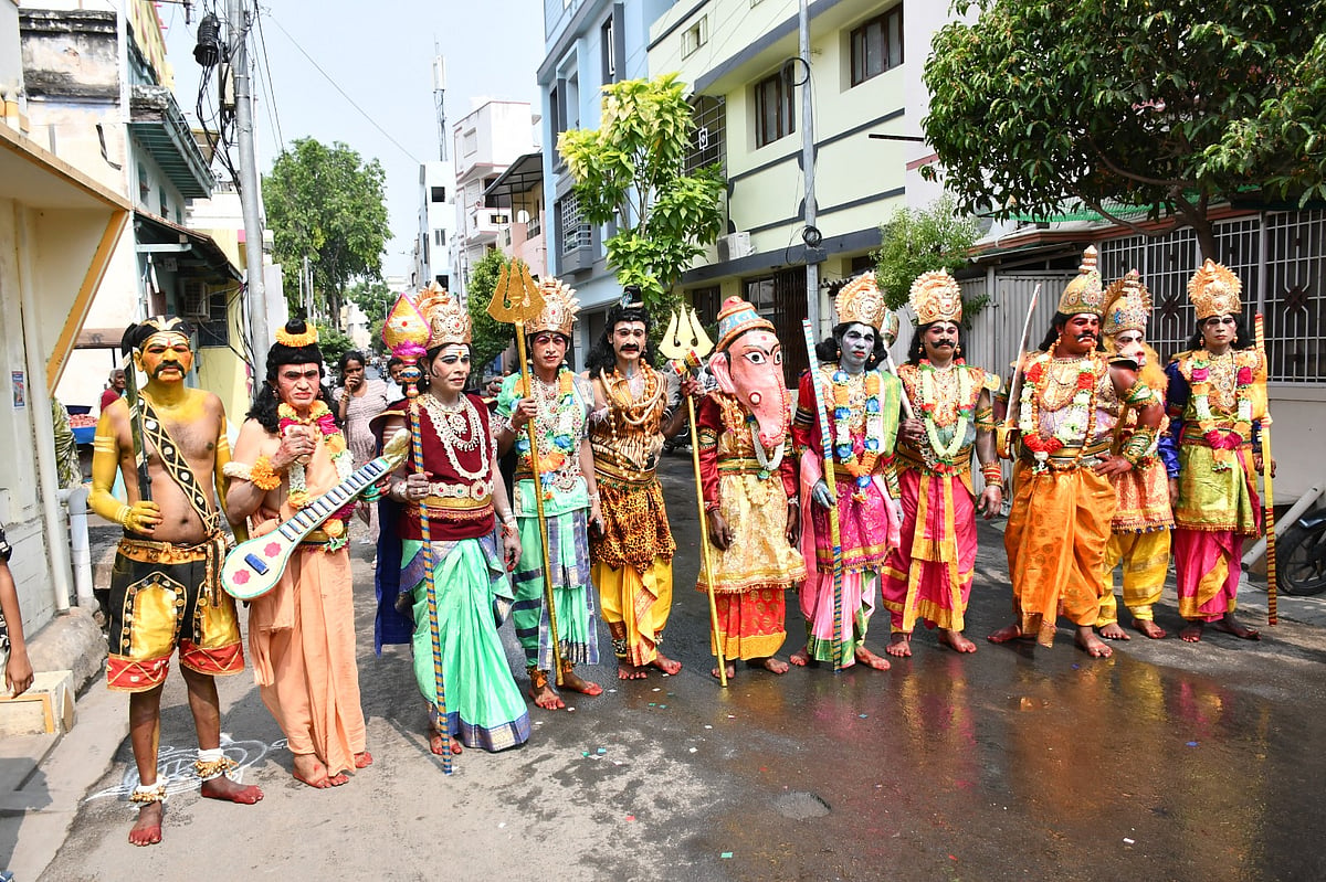 ஈரோடு: பெரிய மாரியம்மன் கோவிலில் கம்பம் பிடுங்கும் விழா; மஞ்சள் பூசி மகிழ்ந்த மக்கள் | Photo Album