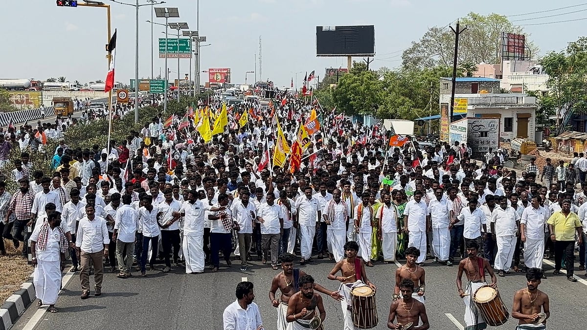 வேட்பு மனுத் தாக்கல் செய்ய தொண்டர்கள் படைசூழ வந்த ஆர். பி. உதயகுமார் | Photo Album