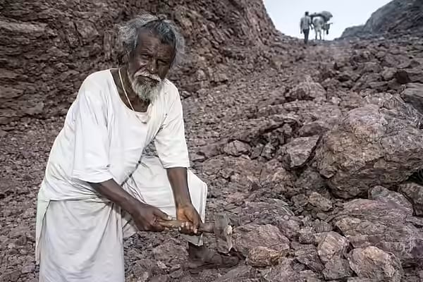 மலையை உடைத்த மாமனிதன்; 22 ஆண்டுகள் தனி ஒருவனாக சாதித்த `தசரத் மாஞ்சி’யின் கதை!