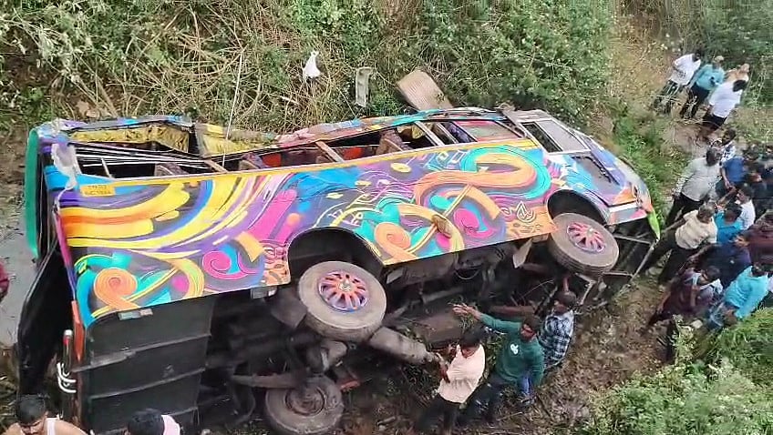 நீலகிரி:-பள்ளத்தில்-பேருந்து-கவிழ்ந்து-விபத்து;-தவெக-வேட்பாளரின்-உறவினர்கள்,-தொண்டர்கள்-காயம்|Photos