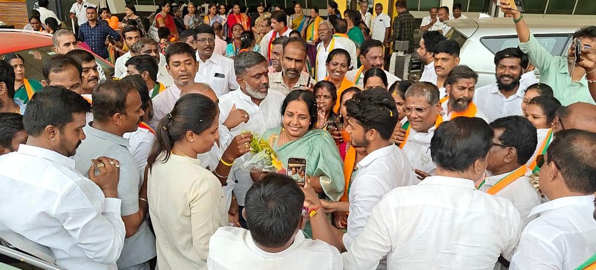 அண்ணாமலை அவருடைய பணியை சரியாக செய்து கொண்டு இருக்கிறார்!  - வானதி சீனிவாசன்