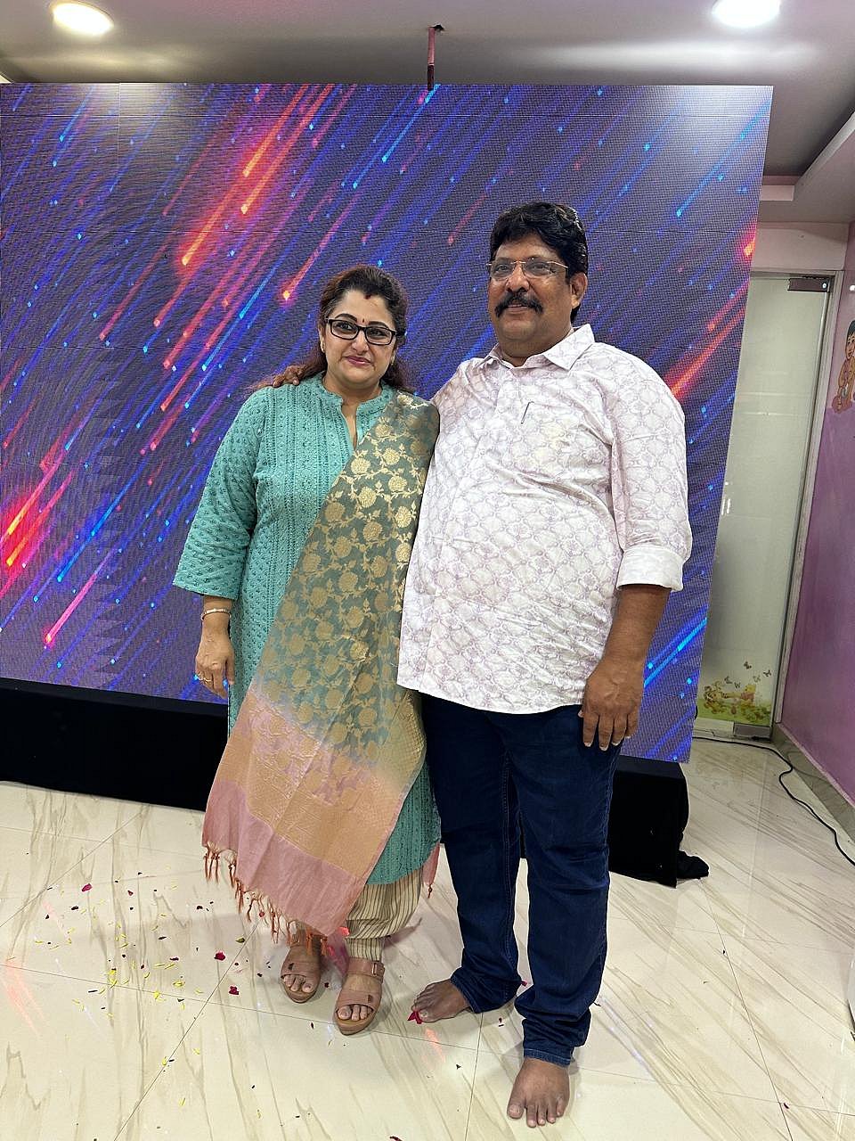 கணவருடன் டாக்டர் ஷர்மிளா