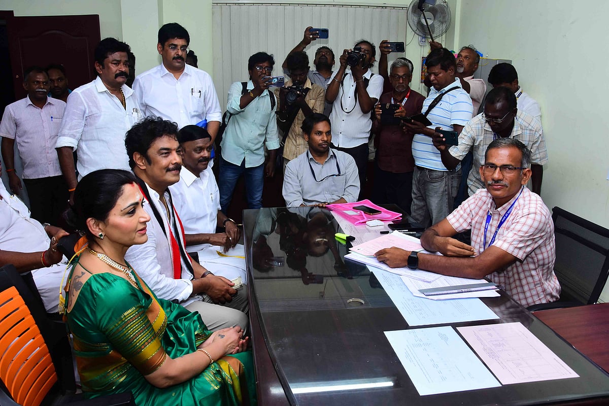 சினிமாவிலிருந்து அரசியலுக்கு - மதுரை மத்திய தொகுதியில் களமிறங்கிய சுந்தர். சி |Photo Album