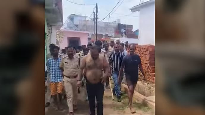 துரத்திய போலீஸ்; குளத்திற்குள் 5 மணி நேரம் பதுங்கி இருந்த திருடர்; தாமரை தண்டு மூலம் சுவாசித்தாரா?