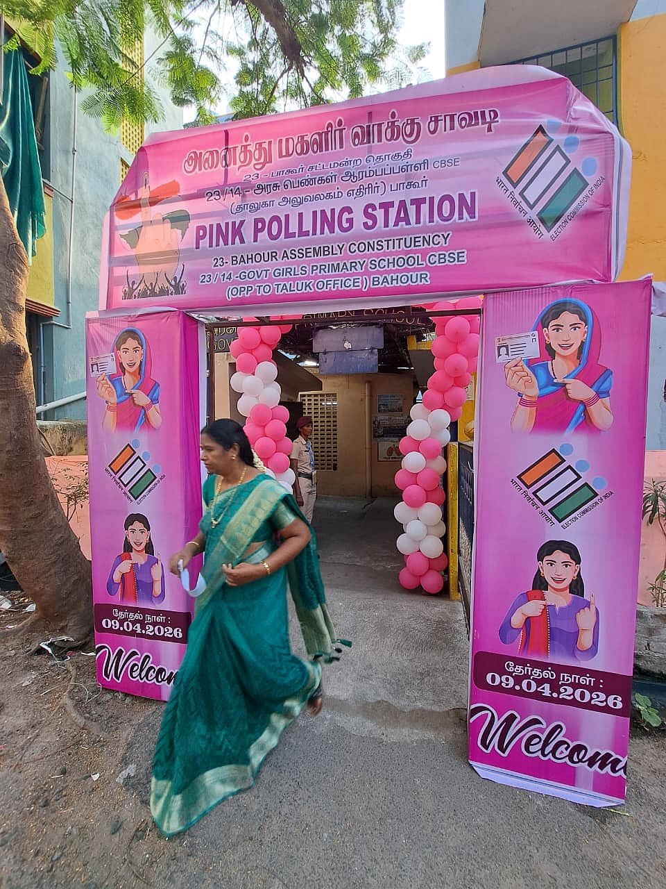 புதுச்சேரி: டூ வீலரில் வந்து வாக்களித்த ரங்கசாமி; வரவேற்கும் ரோபோ - ஆர்வமுடன் வாக்களிக்கும் மக்கள்!