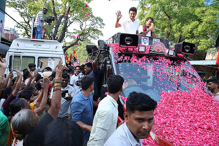 அண்ணா நகர் களத்தில் சிற்றரசை முன்னிறுத்திய உதயநிதி! 
- உச்சகட்ட பரபரப்பில் தேர்தல் பிரசாரம்