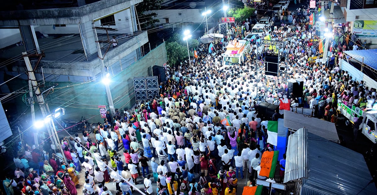 கரூர்: சட்டை அவரோடது தான்; ஆனால், மாப்பிள்ளை அவரில்லை.! - திமுக வேட்பாளரை கிண்டல் செய்த அண்ணாமலை