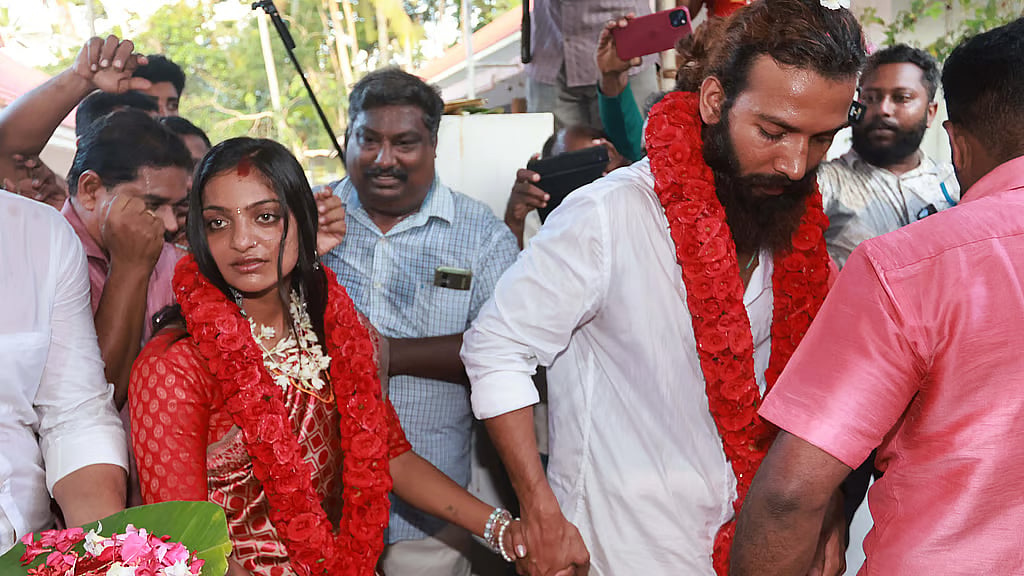 கும்பமேளா புகழ் மோனலிசா மைனர்; காதல் கணவர் மீது போக்சோ சட்டத்தில் வழக்கு!