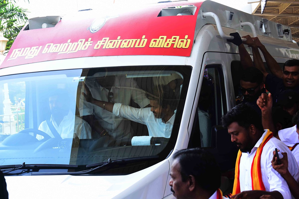 காரைக்குடி: சைக்கிளில் சென்று வாக்கு சேகரித்த தவெக தலைவர் விஜய் | Photo Album