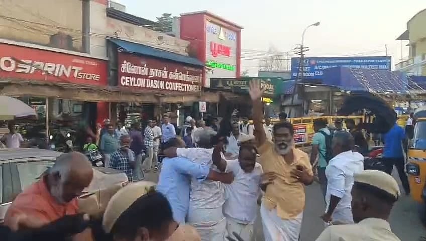 ”அரசு எங்களை கண்டு கொள்ளவில்லை”- தஞ்சாவூரில் ஸ்டாலினுக்கு கருப்பு கொடி காட்டி போராடிய விவசாயிகள்!
