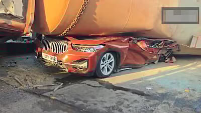 ஐதராபாத்:-காங்கிரீட்-கலவை-டேங்கர்-விழுந்து-விபத்து;-BMW-காரில்-சிக்கி-வழக்கறிஞர்-பலி