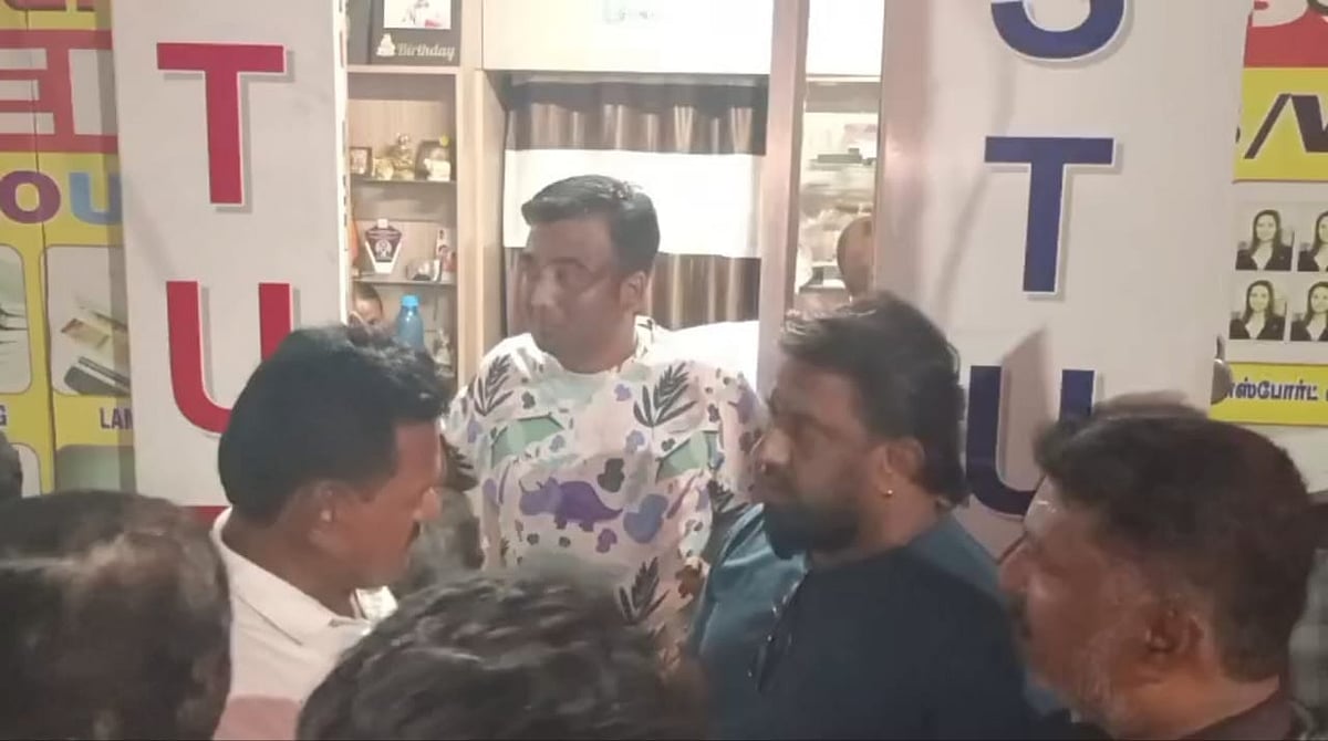 கோவை: ரூ.8 ஆயிரம் இல்லத்தரசி மாதிரி கூப்பன் விநியோகம் – அதிமுகவினர் முற்றுகை; பறக்கும் படை விசாரணை