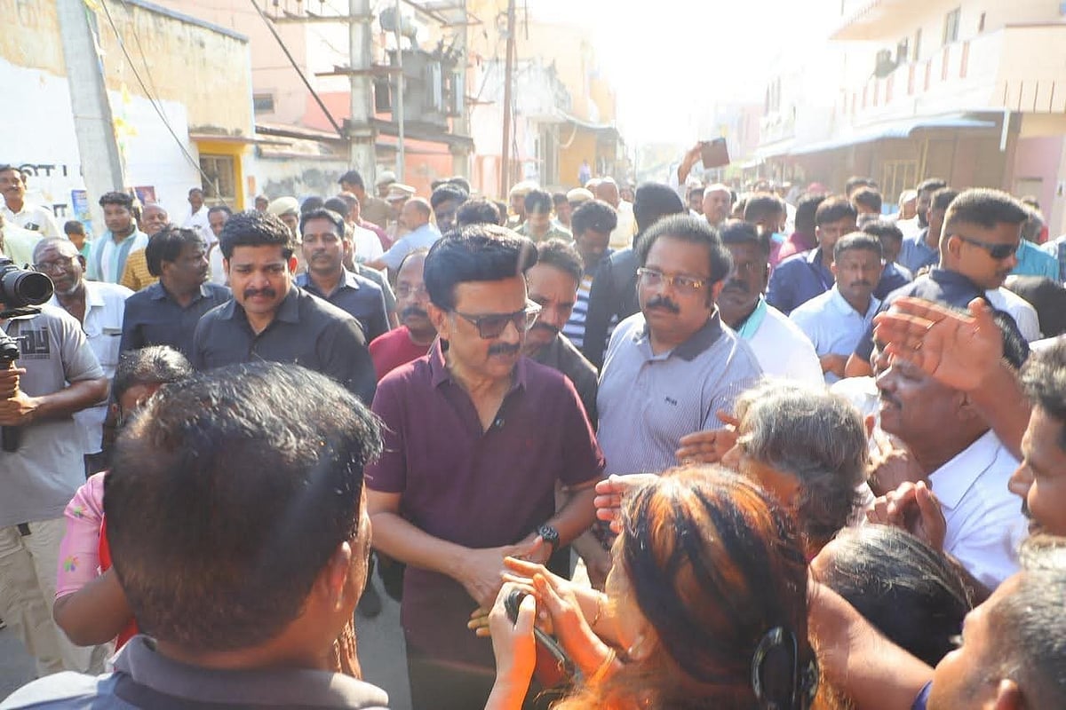 `8,000 ரூபாய் கூப்பனில் என்ன வாங்கப் போகிறீர்கள்?’ -
வீட்டுக்குள் சென்று நலம் விசாரித்த ஸ்டாலின்