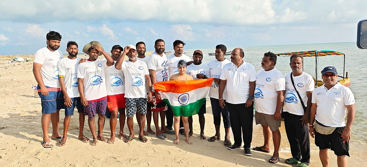 தனுஷ்கோடி---தலைமன்னார்-58-கி.மீ-தூரம்-நீந்திக்-கடந்த-20-வயது-நீச்சல்-வீராங்கனை