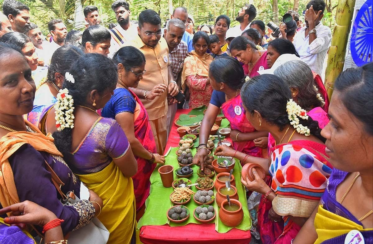 பாரம்பர்ய உடை; உறியடி; பொங்கல்... திண்டுக்கல்லில் ஆட்சியர் அலுவலகத்தில் தேர்தல் திருவிழா! - Album