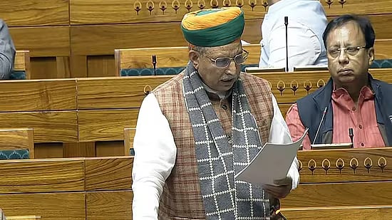 நாடாளுமன்றத்தில்-மகளிர்-இடஒதுக்கீடு-மசோதா-தாக்கல்;-தொகுதி-மறுவரையறைக்கு-எதிர்க்கட்சிகள்-எதிர்ப்பு