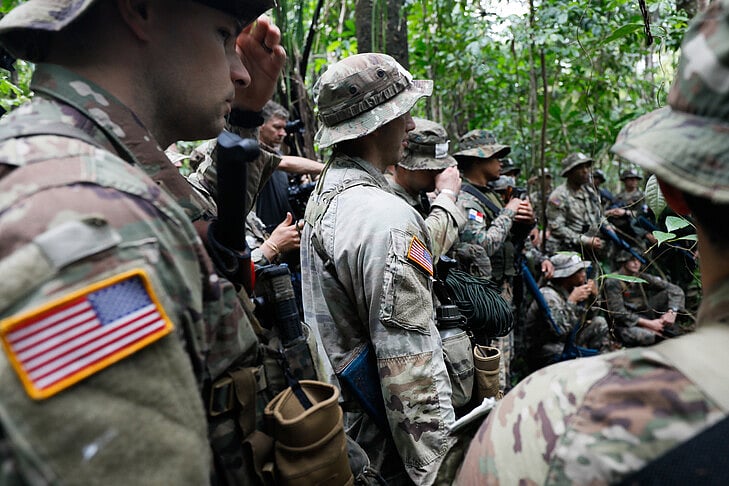 நடுக்கடலில்-நல்ல-சாப்பாடு-இல்லை---அமெரிக்கப்-போர்க்கப்பல்களில்-உணவு-தட்டுப்பாடு;